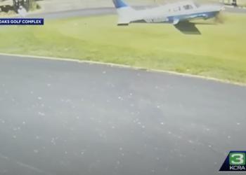 Aereo si schianta su un campo da golf in California: salvo per miracolo un giocatore – VIDEO