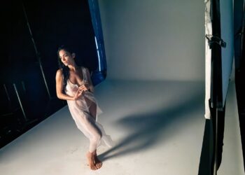 Calendario Pirelli 2025, svelate le prime foto: da Elodie a Vincent Cassel un viaggio nel backstage