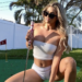 Karin Hart sfida l’uragano Milton in bikini e con una mazza da golf. VIDEO