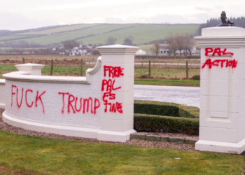 Attivisti danneggiano campo da golf di Trump: la politica arriva sui suoi campi