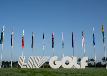 Donald Trump annuncia dazi e poi gioca a golf: mercati nel caos e tensioni globali