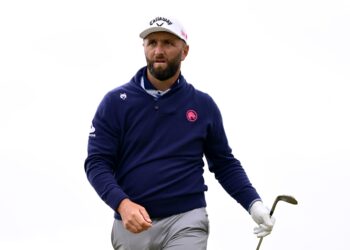 Caos all’Open 2025: Jon Rahm esplode contro un tifoso al tee della buca 11