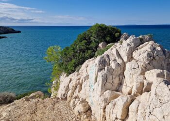 Tragedia in Spagna: due fratelli inglesi di 11 e 13 anni annegano a Salou, salvo il padre