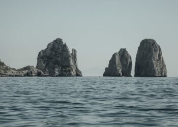 Follia a Capri: yacht sfreccia tra le barche ferme e sfiora gli scogli