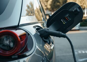 Mal d’auto in aumento con le auto elettriche: ecco perché succede e cosa fare