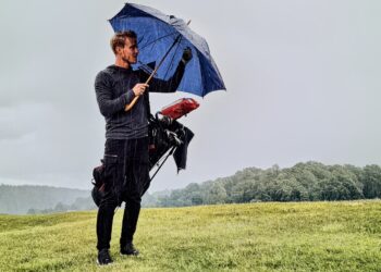 Open Championship 2025, svelato il segreto anti-pioggia: ecco perché i caddies proteggono sempre le palline