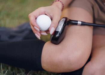 La ribelle del golf sfida le regole: “Con meno vestiti gioco meglio”