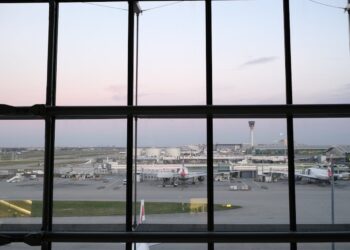 Panico a Southend: aereo esplode in volo e si schianta su un campo da golf