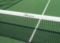 Si tuffa per salvare il punto… e resta intrappolato nella rete: caos a Wimbledon