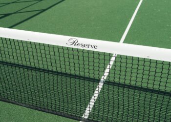 Si tuffa per salvare il punto… e resta intrappolato nella rete: caos a Wimbledon