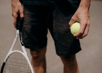 Djokovic soffre ma vince: ora Sinner lo attende per una semifinale da brividi