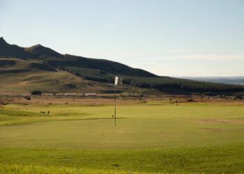 Tragedia sul campo da golf: colpito da un fulmine durante il torneo, muore a 28 anni sotto gli occhi dei presenti