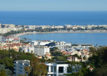 Turismo di massa sotto accusa: anche Cannes vieta le grandi navi da crociera