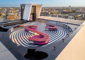Sedute luminose in carbonio e vista 360°: il rooftop che sta facendo parlare Milano