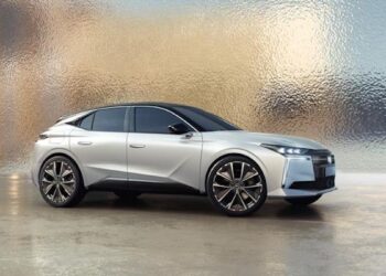 DS N°4: arriva in Italia la nuova berlina compatta premium con motori ibridi ed elettrici