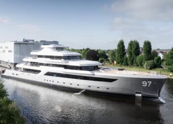 Il proprietario voleva uno yacht visibile dallo spazio: ecco cosa ha ottenuto