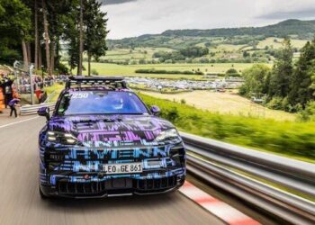 È elettrica, è una Porsche e ha appena battuto un record storico: scopri la nuova Cayenne