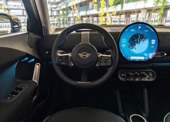 MINI Aceman E: il crossover elettrico compatto che unisce stile urbano e spirito d’avventura