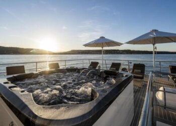 Il superyacht con Jacuzzi, beach club e sottomarino? Esiste, e si chiama Ourway