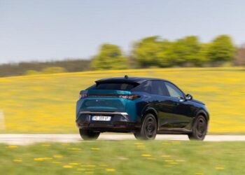 Accelera da 0 a 100 in 6 secondi: il nuovo SUV Peugeot E-3008 fa impazzire gli appassionati