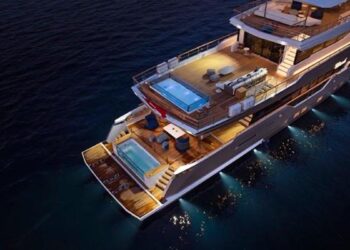 Ecco il superyacht con piscina e autonomia oceanica: il 40MXP conquista il Mediterraneo