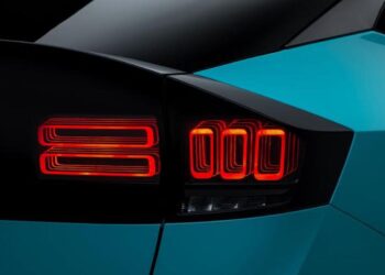 Nissan Leaf 2025: il nuovo design tra innovazione e funzionalità