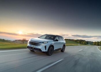 Con 325 CV e 467 km di autonomia, il Peugeot E-5008 fa tremare la concorrenza