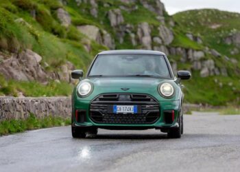 Nuova gamma MINI John Cooper Works: l’auto compatta che sfida le sportive di lusso