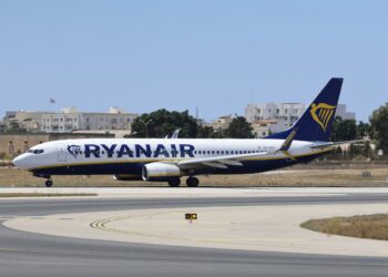 Follia su un volo Ryanair: prova ad aprire il portellone a 30.000 piedi, passeggeri la fermano