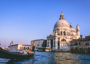 Turisti assediano i traghetti di Venezia per un giro “gondola low cost”: protestano i residenti