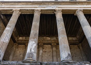 Raccoglie reperti a Pompei per farne un dono: rischia anni di carcere e una vita di sfortuna