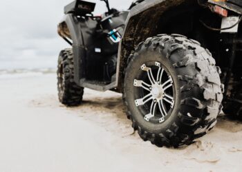 Entra in spiaggia col quad e parcheggia tra i bagnanti: multa da 2.000 euro a un 56enne