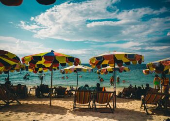 Turismo balneare in Italia 2025: calo delle presenze a luglio, ma agosto si annuncia da record