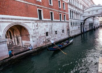 Gondola si ribalta a Venezia: turisti in acqua per un selfie azzardato