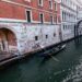 Gondola si ribalta a Venezia: turisti in acqua per un selfie azzardato