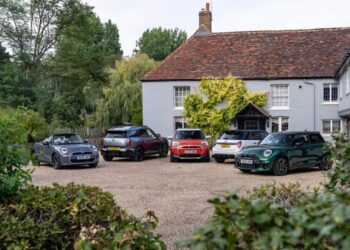 MINI compie 66 anni: stile, innovazione e piacere di guida in un’icona senza tempo