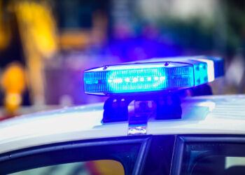 Torre Mozza, auto finisce fuori strada e termina nel giardino di una casa