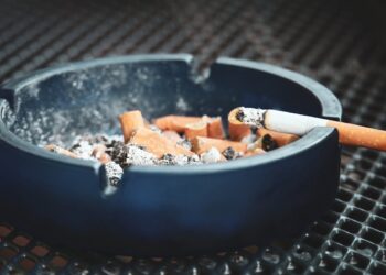 Spagna verso il divieto totale di fumo all’aperto: approvato il disegno di legge anti-sigaretta