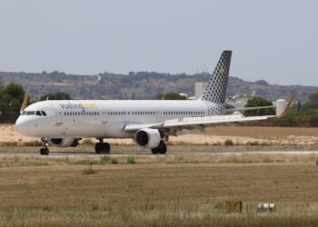 Vueling taglia 82 posti a Fiumicino: stop a 5 rotte e proteste dei sindacati