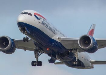 Pilota ubriaca sul volo British Airways: cacciata dall’aereo, aggredisce i poliziotti