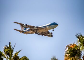 Air Force One con a bordo Donald Trump, sfiora collisione con un aereo Spirit Airlines.