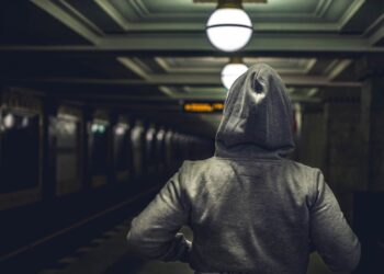 San Zenone al Lambro, 18enne violentata alla stazione: identificato il dna dell’aggressore