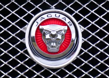 Attacco hacker paralizza Jaguar Land Rover: stop alla produzione e disagi nei concessionari