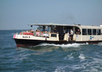 Non respirava più. Poi l’incredibile gesto dei poliziotti a bordo del vaporetto