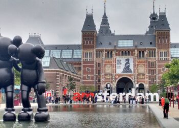 Amsterdam sotto assedio: i residenti fanno causa al Comune per l’eccesso di turisti