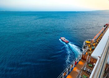 Non vuole pagare il debito al casinò: si lancia in mare dalla crociera di lusso