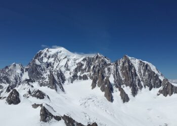 Choc sul Monte Bianco: alpinista precipita nel vuoto, il figlio assiste impotente