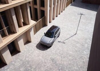 Ricarica più veloce, guida più sicura: la Volvo EX90 cambia tutto