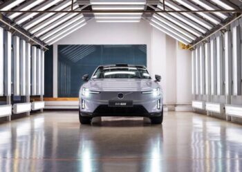 Volvo ES90: al via la produzione della nuova berlina elettrica a zero emissioni