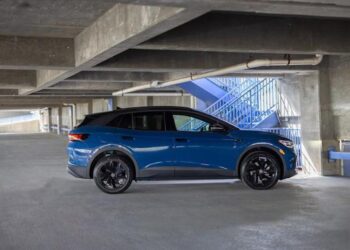 Volkswagen ID.4 2025: debutta il nuovo Black Package per un look ancora più deciso